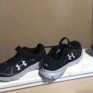 Boys under armour shoes never worn .